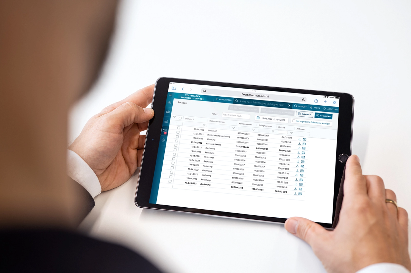 Pessoa acessando o portal do cliente Volkswagen Financial Services em tablet